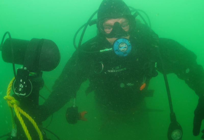 Diver with 3D sonar on tripod